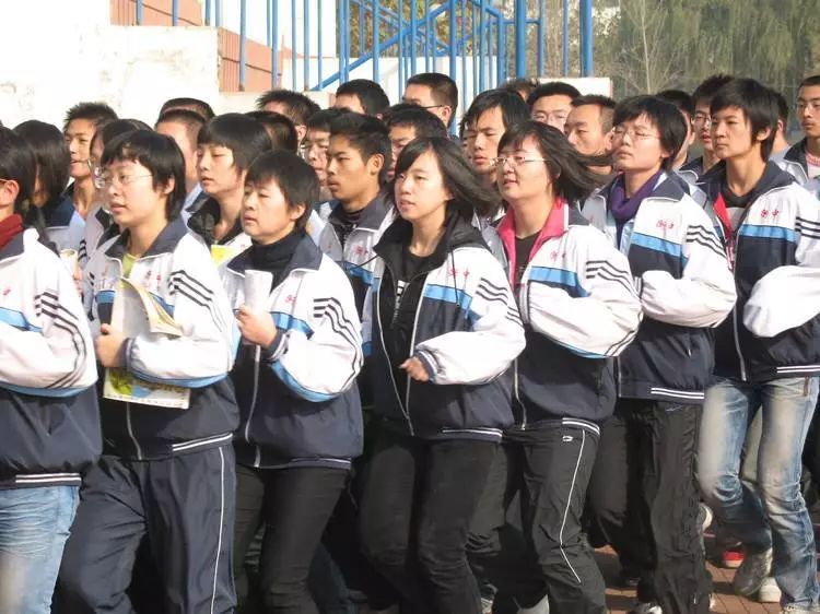 衡中学生带课本跑操 "为什么大多数高中选择学习衡水中学,而不是理念